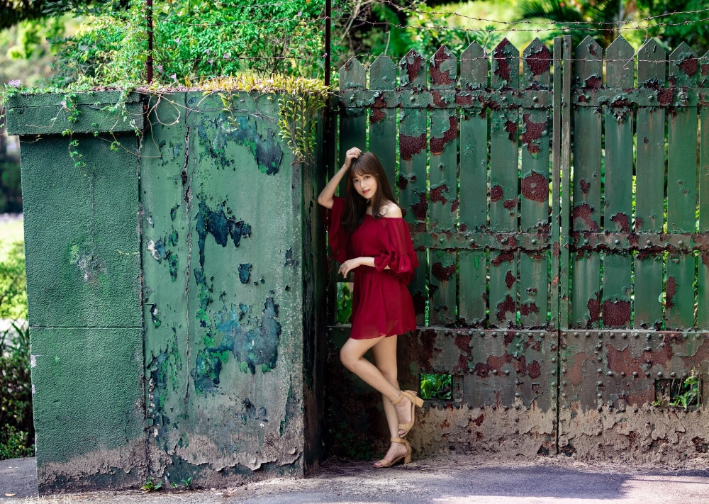 Exploring the gorgeous glow of the amazing Peng Lijia