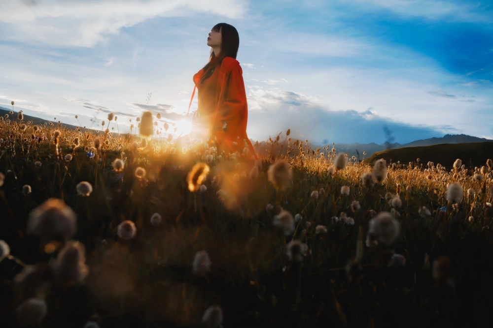 Qin Jiujiu exploring a beautiful location