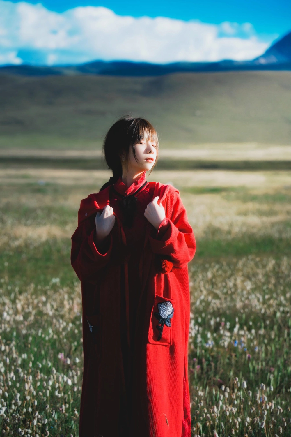 Qin Jiujiu in a sun-drenched field