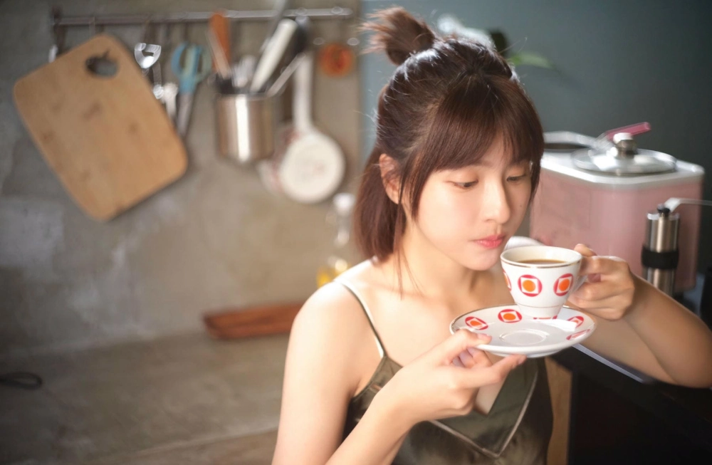 A beautiful, sunlit portrait of Qunqun