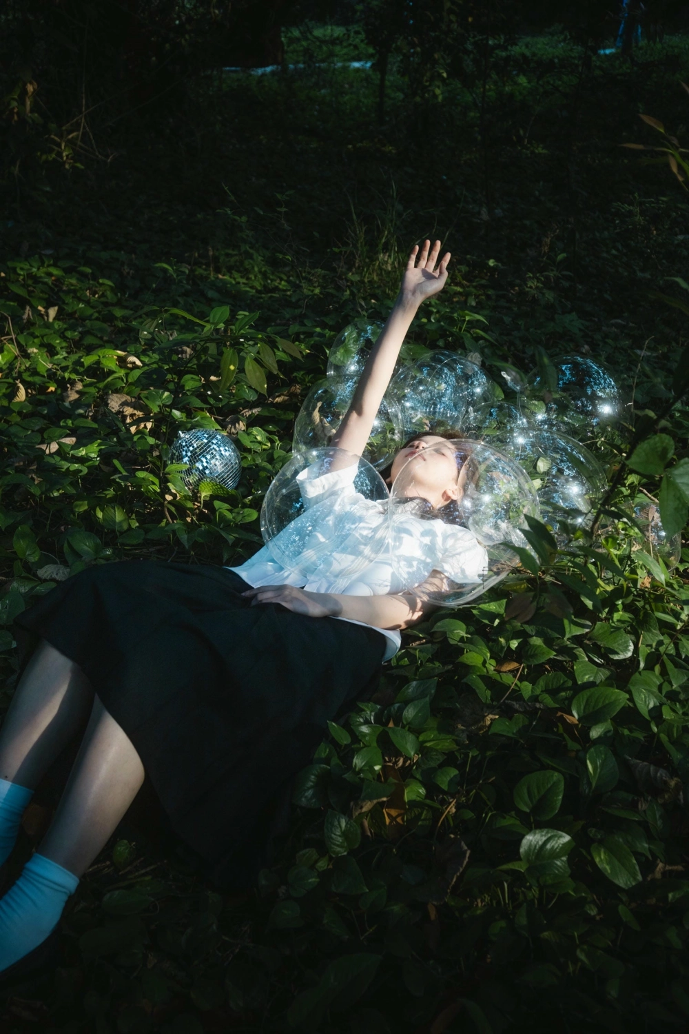 Quqi's elegant pose against a natural backdrop