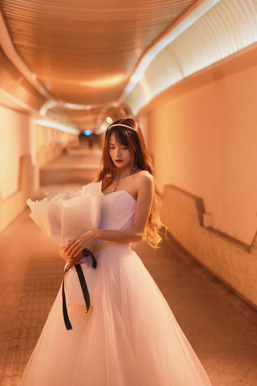 A perfect wedding moment with Rabbit Zzz doesn't eat carrots