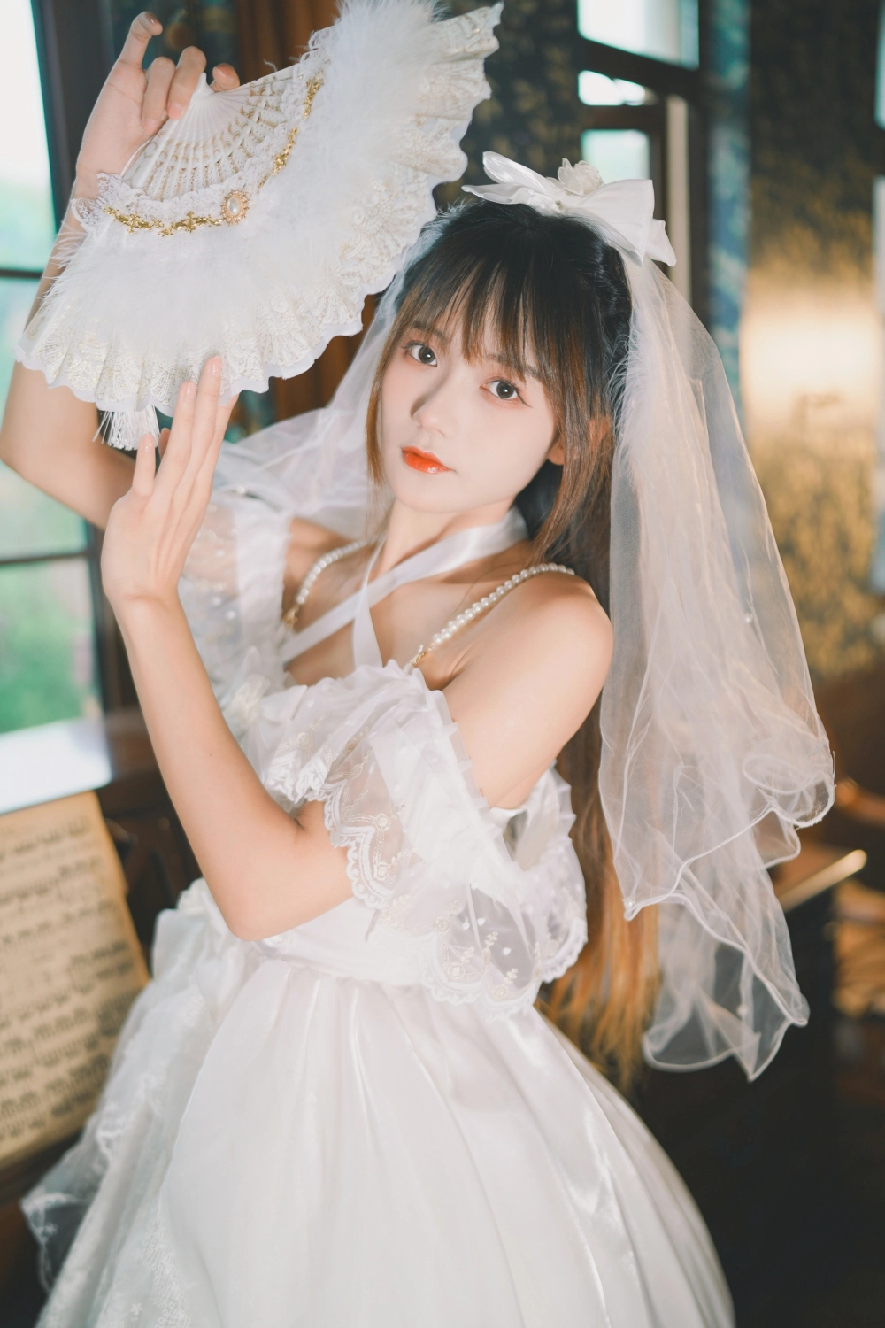 An iconic wedding photo of Rabbit Zzz doesn't eat carrots