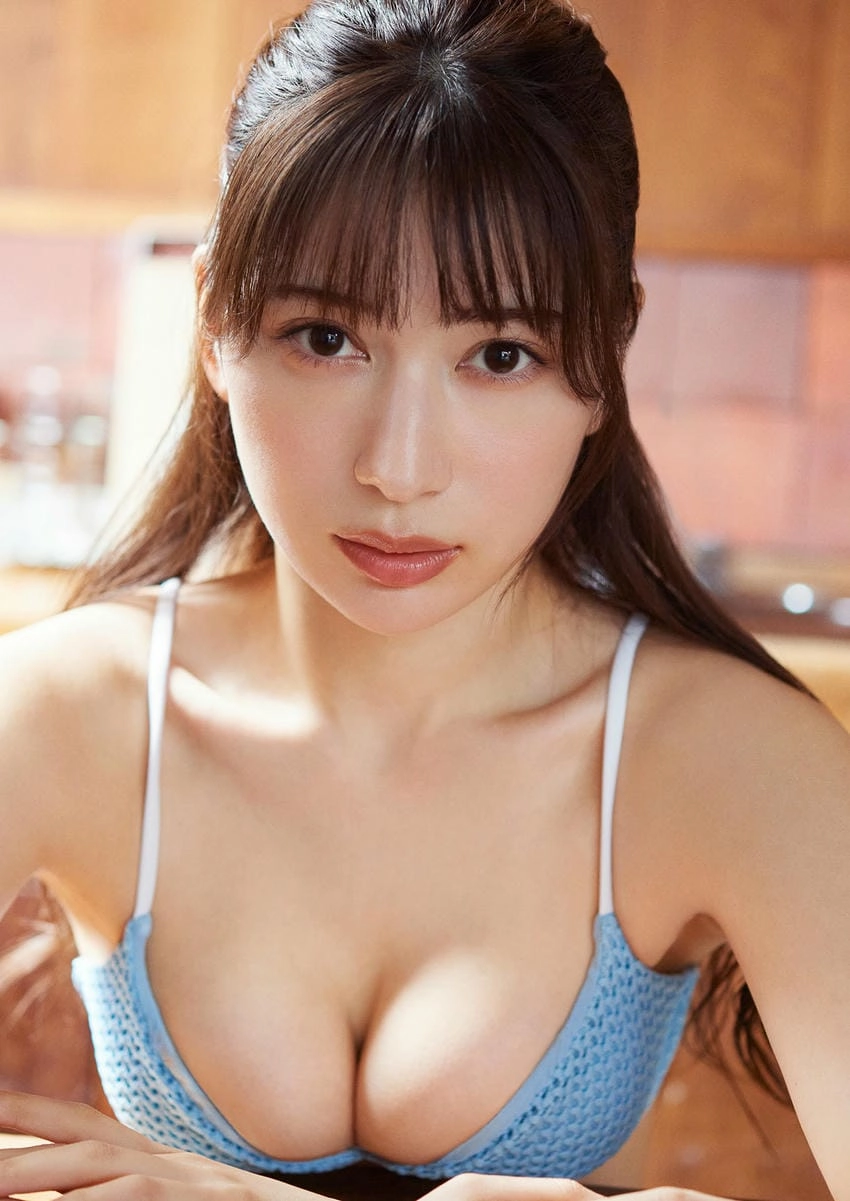 The captivating presence of Risa Yukihira is absolute 