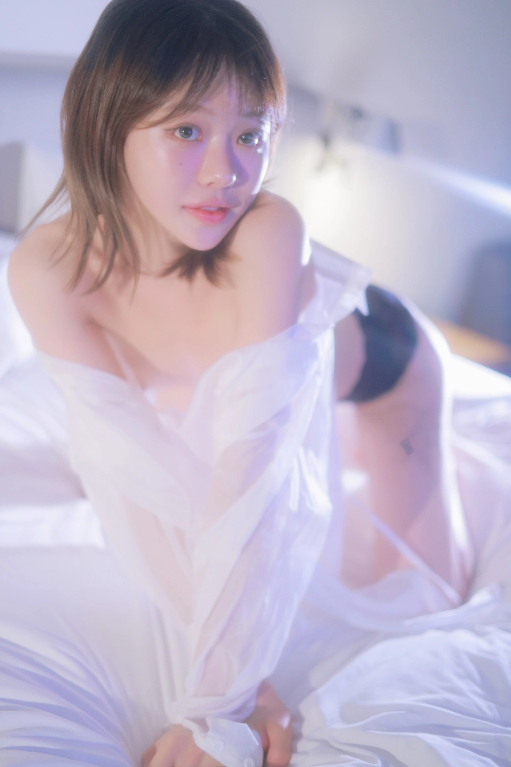 Romi captivates with her stunning presence