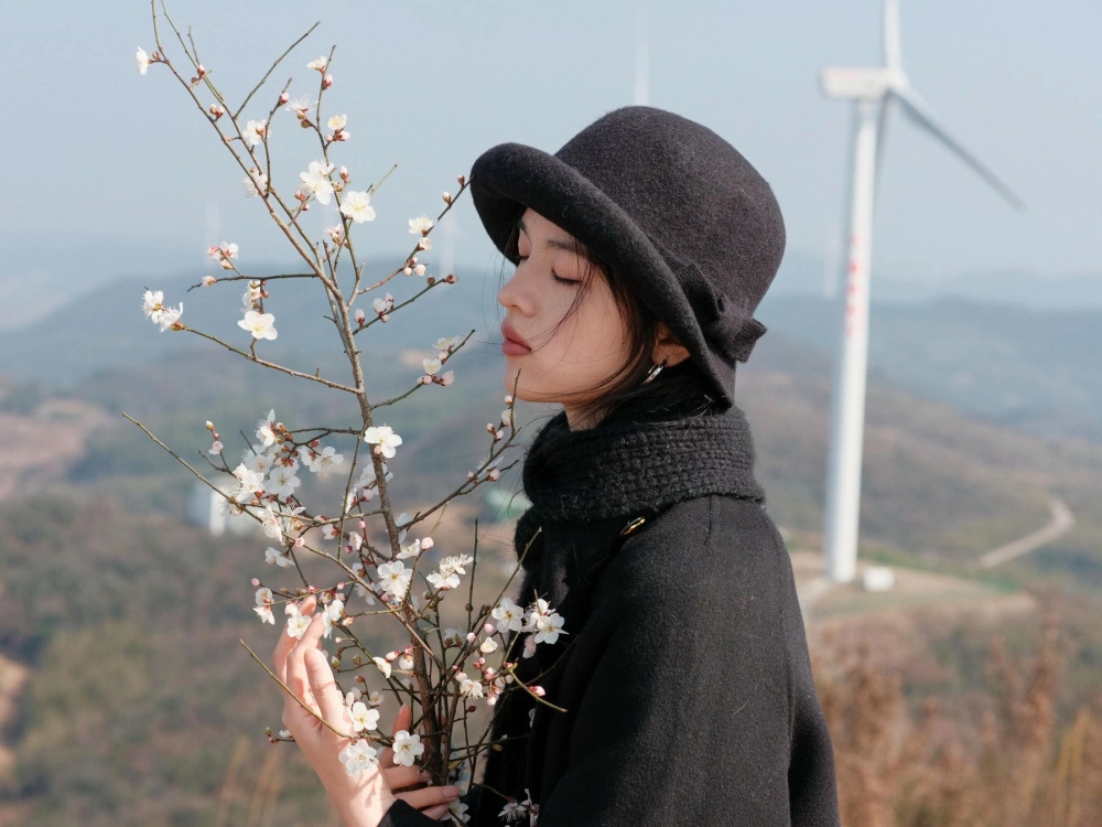 The serene beauty of Rong Er in nature