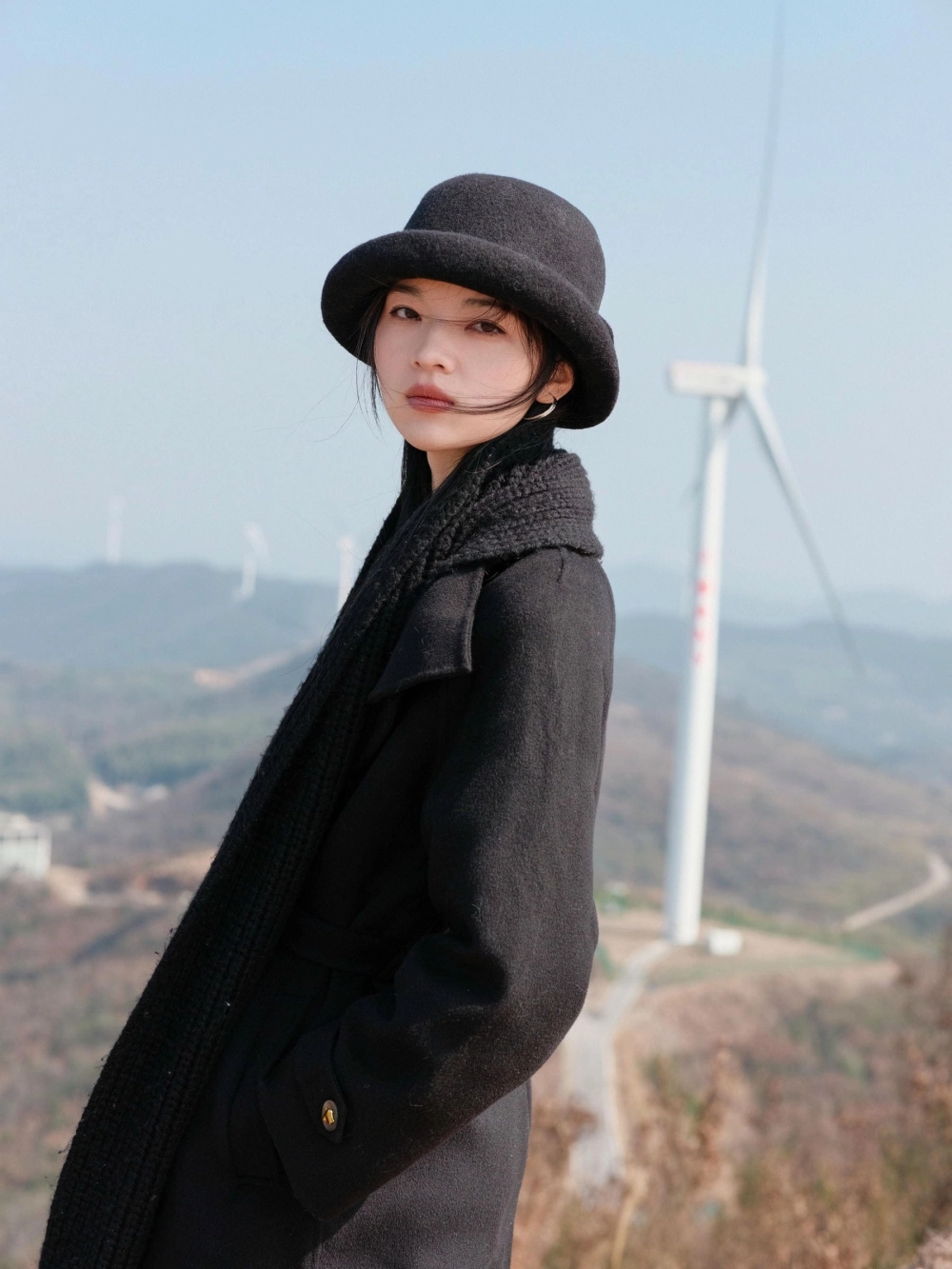 An elegant outdoor portrait of Rong Er