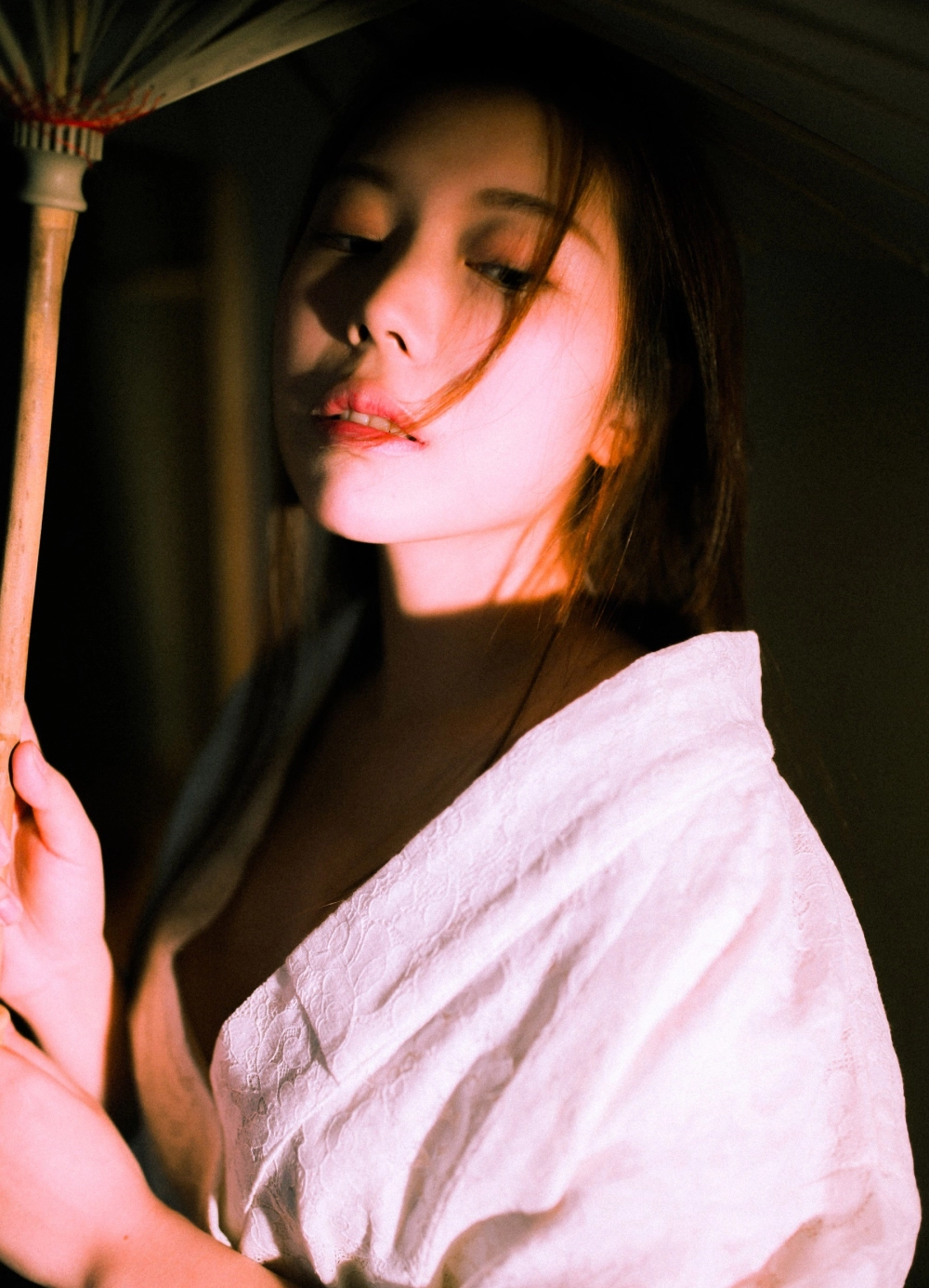 A moment of quiet allure with Round