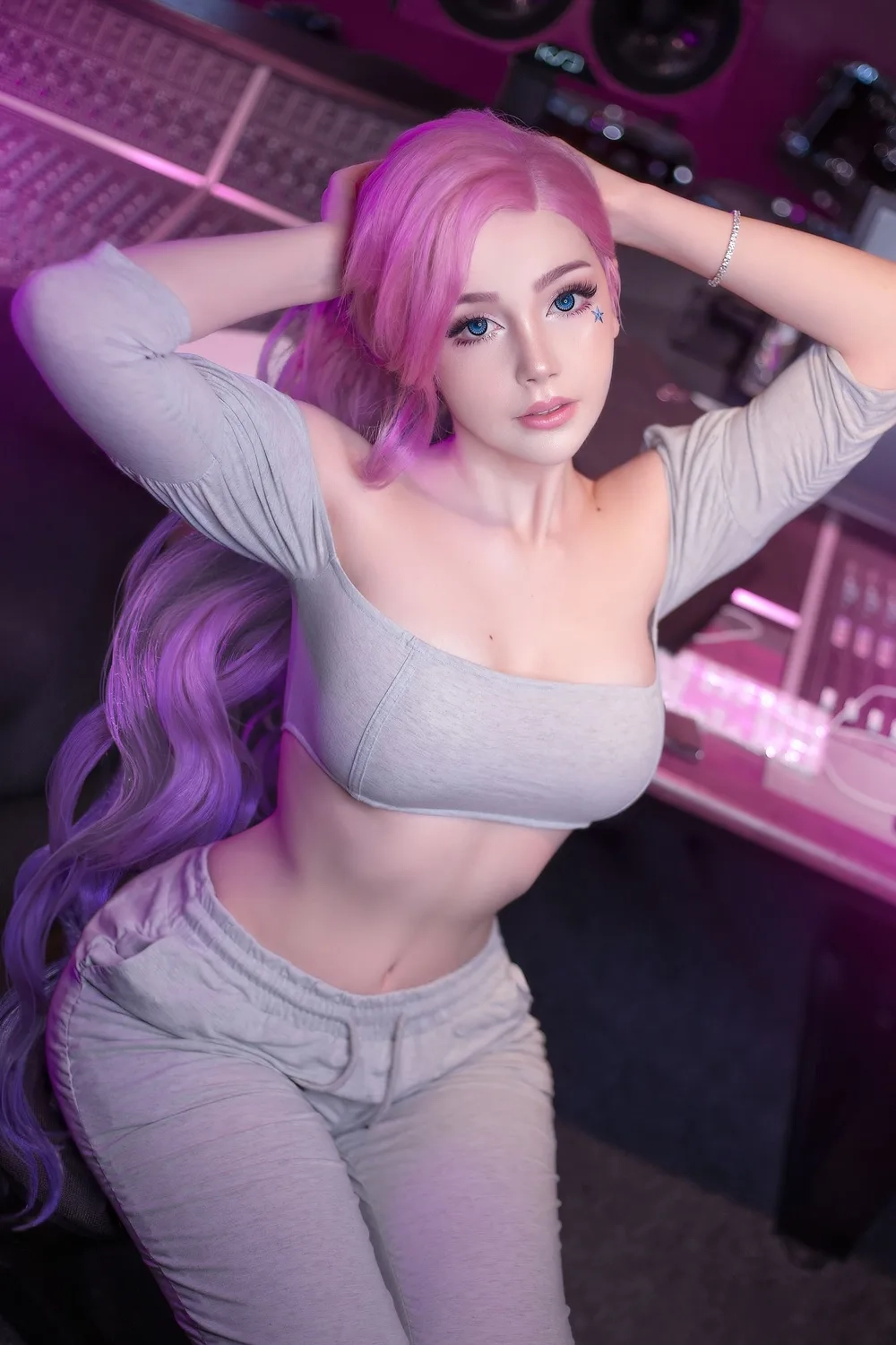 SayaTheFox captures hearts effortlessly