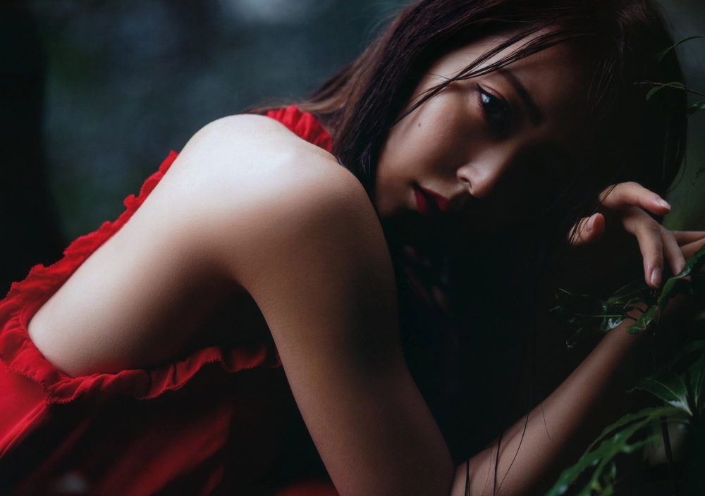 Shirakama Miru's gaze holds a delicate temptation