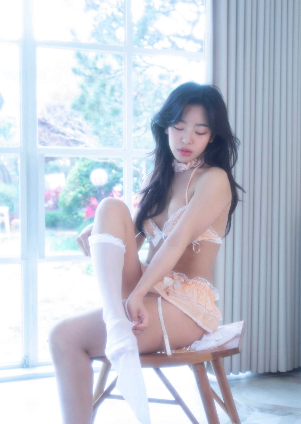 So Young (경이) captures elegance in motion