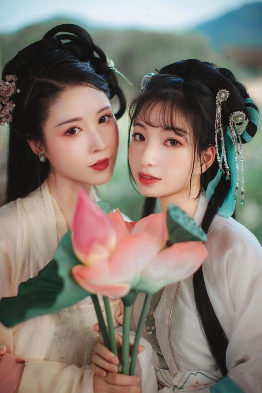 The stunning sister duo featuring Sunflower Flowers