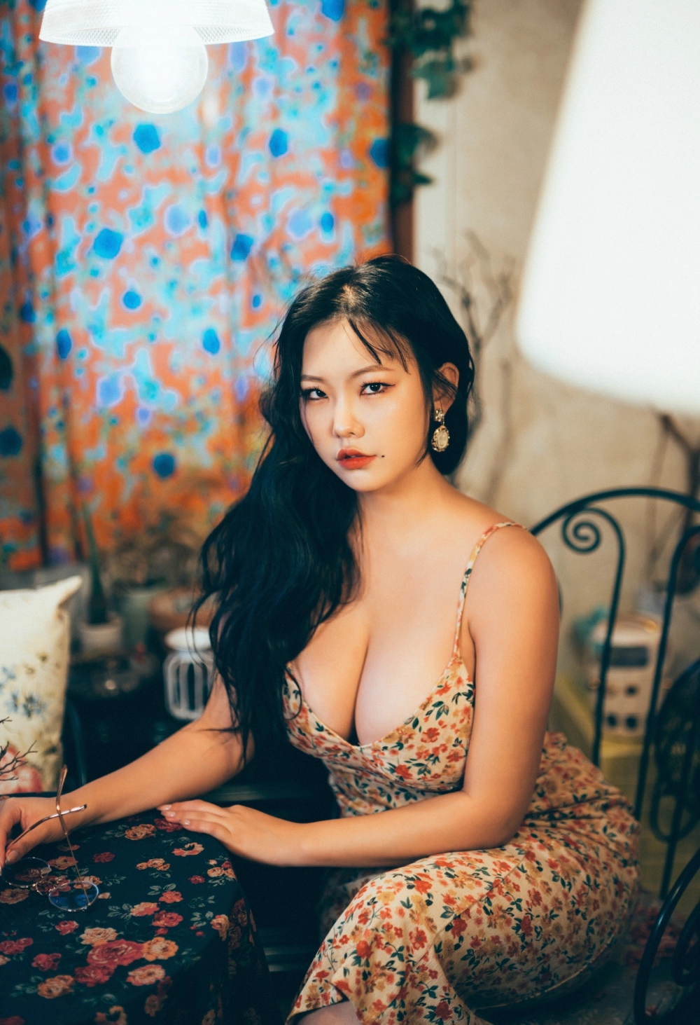 Sunhye combines charm with sophistication