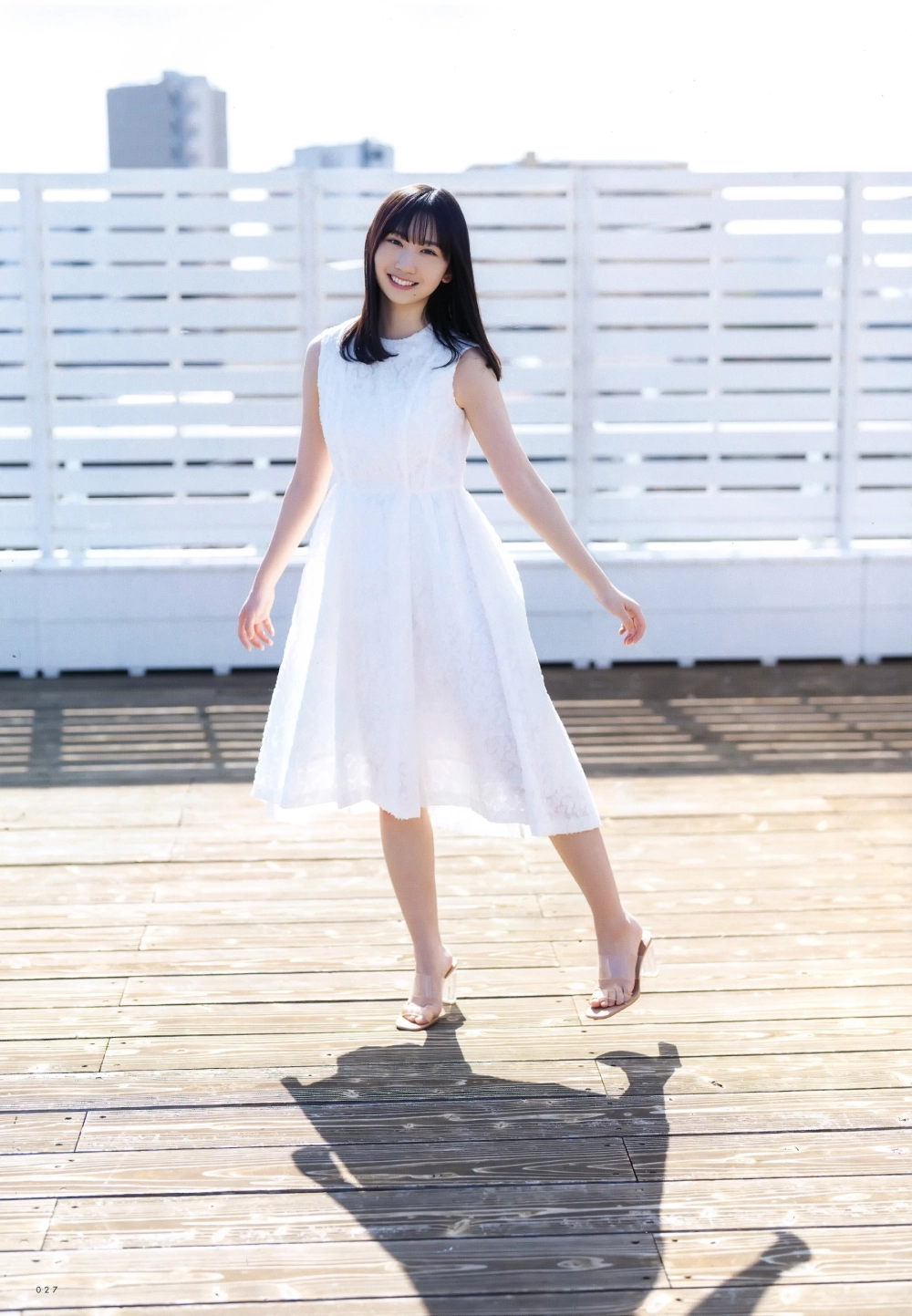 Sultry pose and graceful motion from the idol Tansheng Akari 