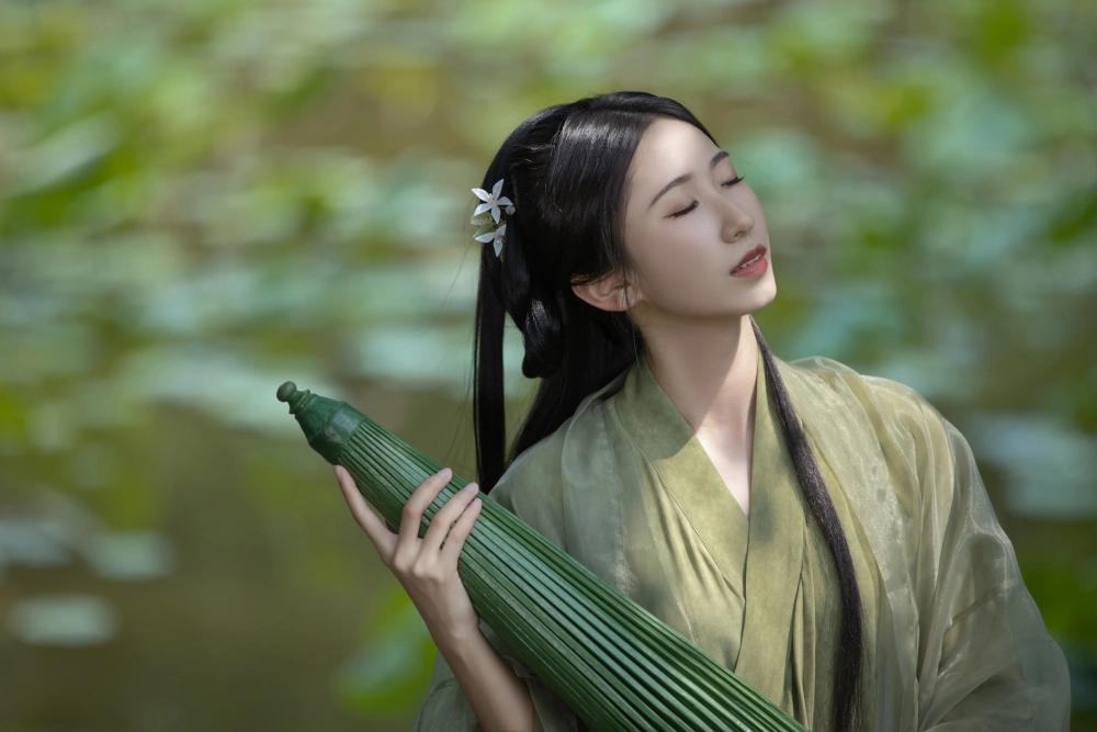 To Xiao Bei looking serene and sophisticated