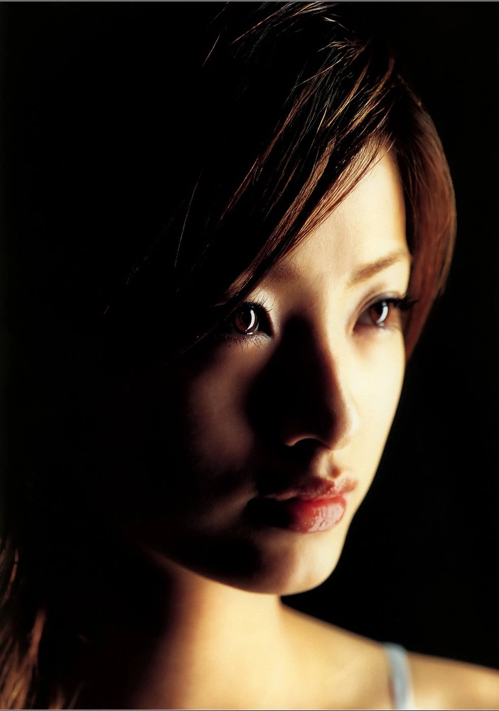 Every glance from the striking Ueto Aya tells a confident story