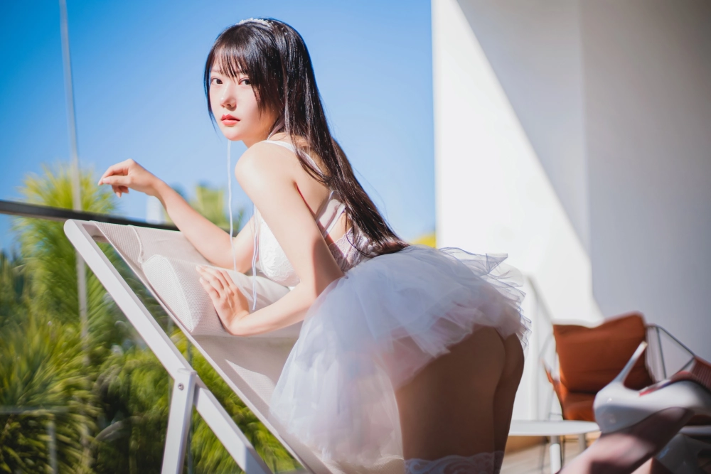 Vanilla Meow Lulu in a stunning wedding dress