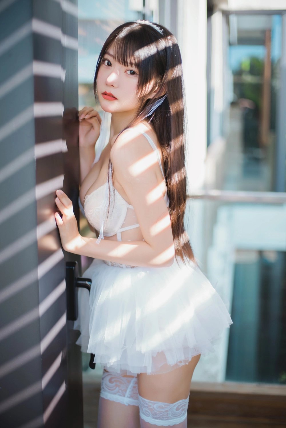 Vanilla Meow Lulu in a stunning wedding dress