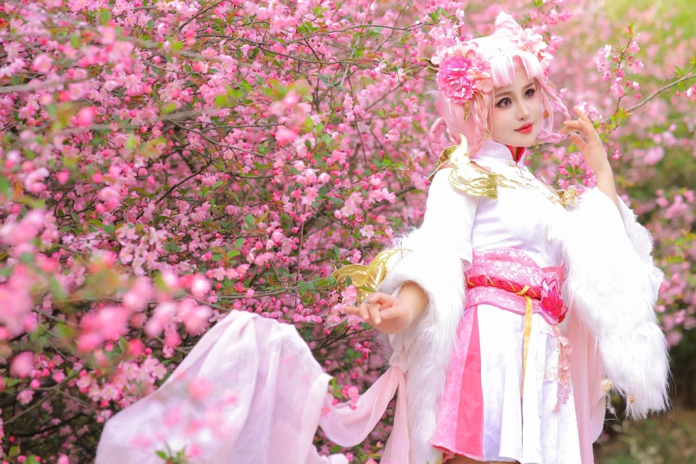 A powerful cosplay pose by Warm Peach