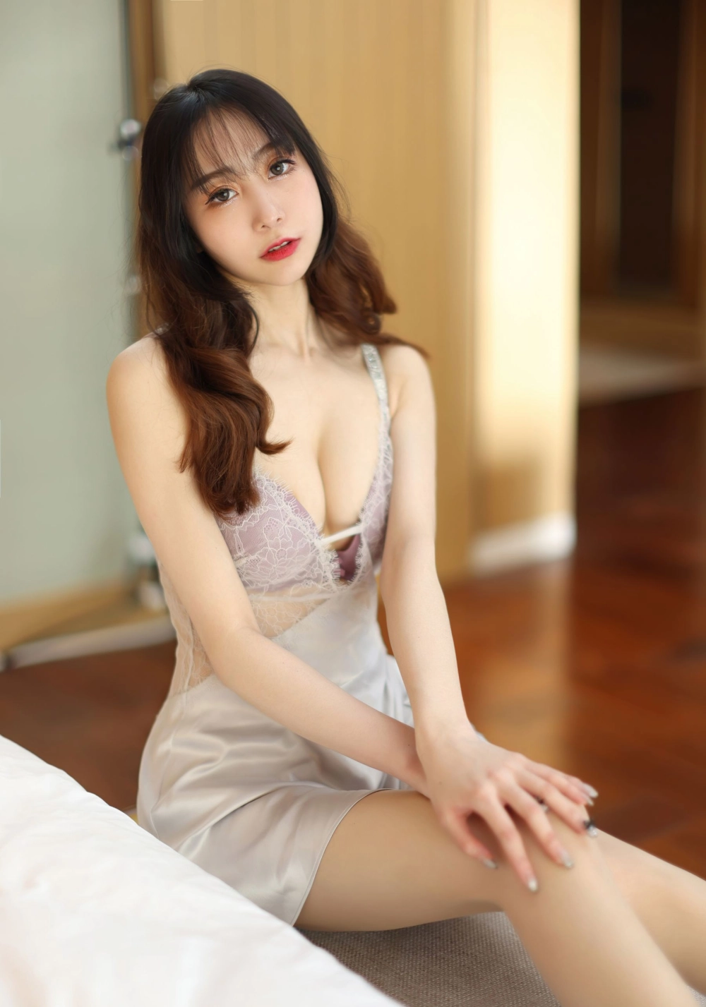 The captivating gaze of He Jiaying