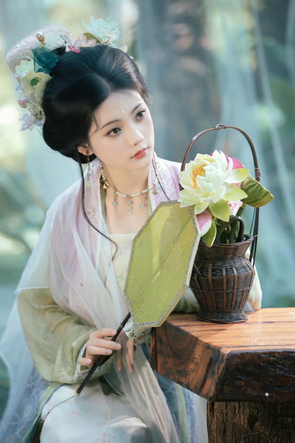 A playful outdoor moment with Wu Ying Kunkun