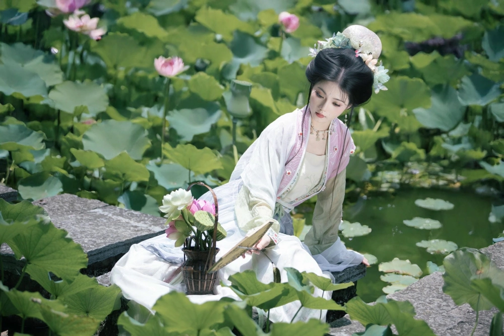 Wu Ying Kunkun against a scenic backdrop