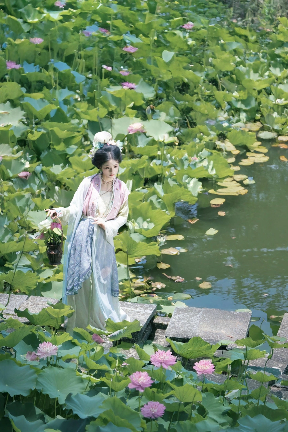 A stylish ensemble on Wu Ying Kunkun outdoors