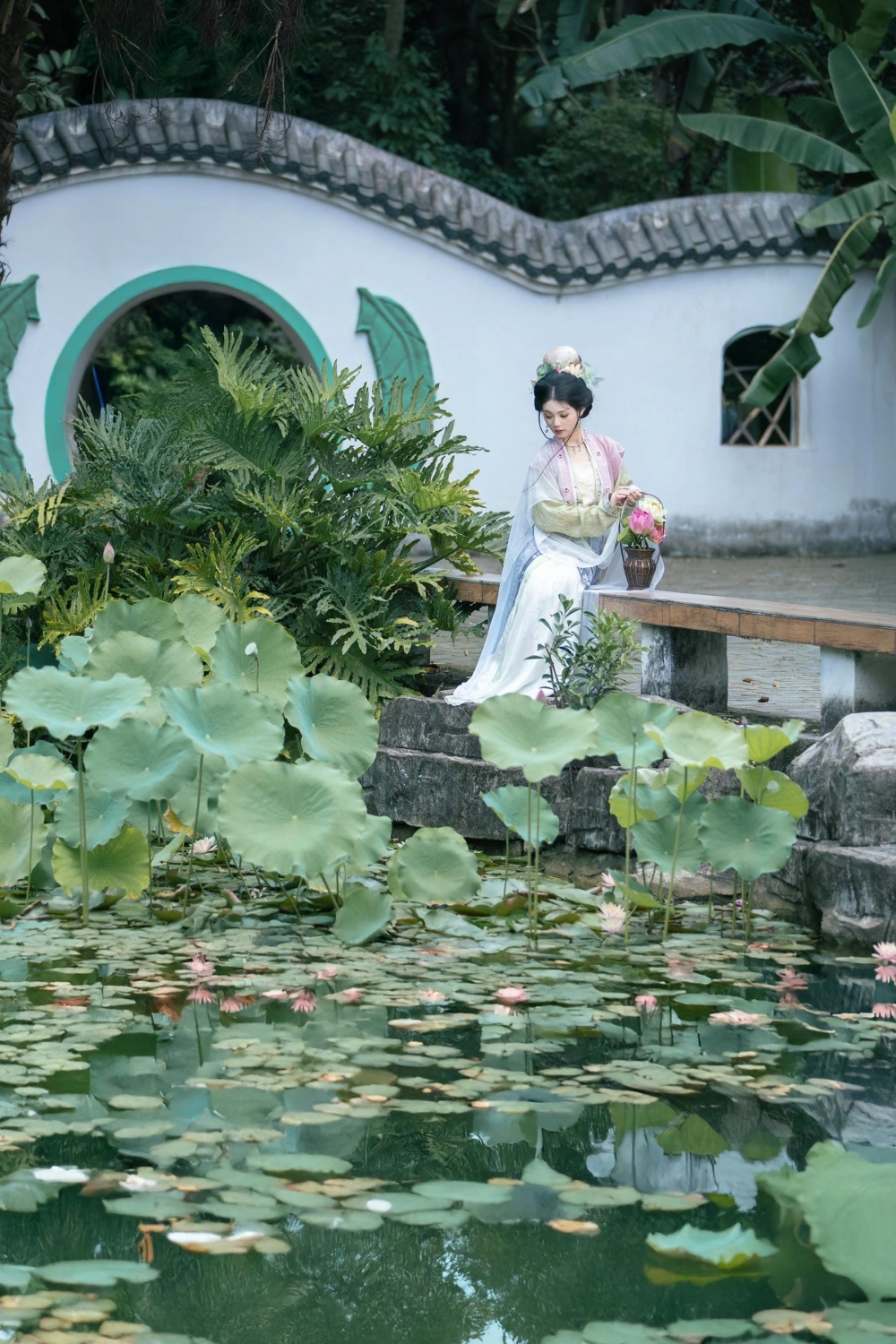 Wu Ying Kunkun's captivating gaze in nature