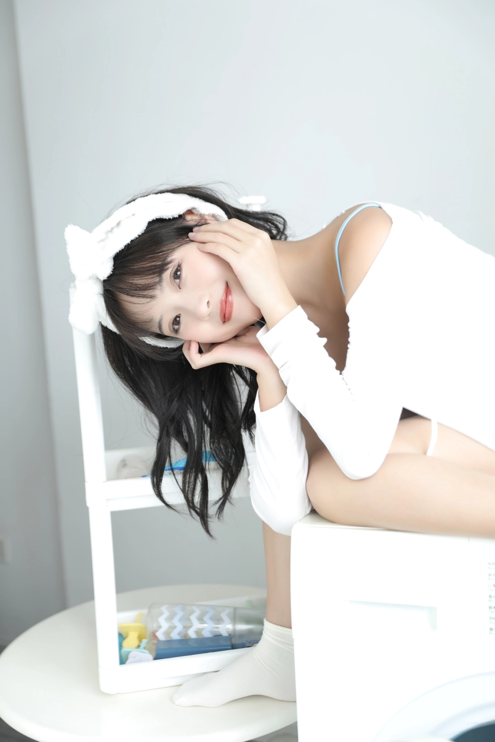 A candid and cute moment with Xiao Wei Ren'er