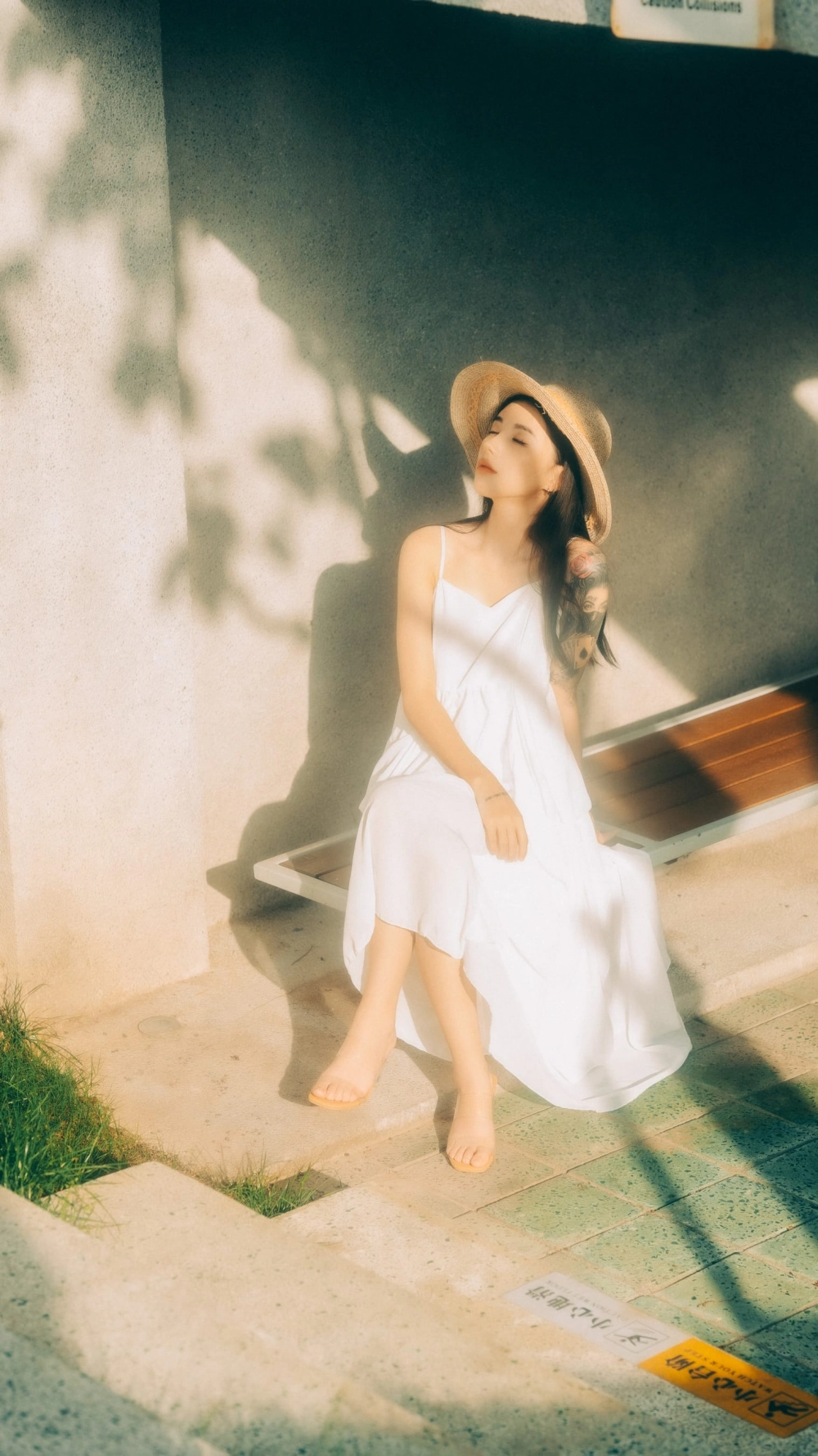 Xiao Yueyue posing against a scenic backdrop