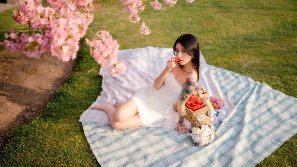The delicate lace details in this Xiao Yueyue photo