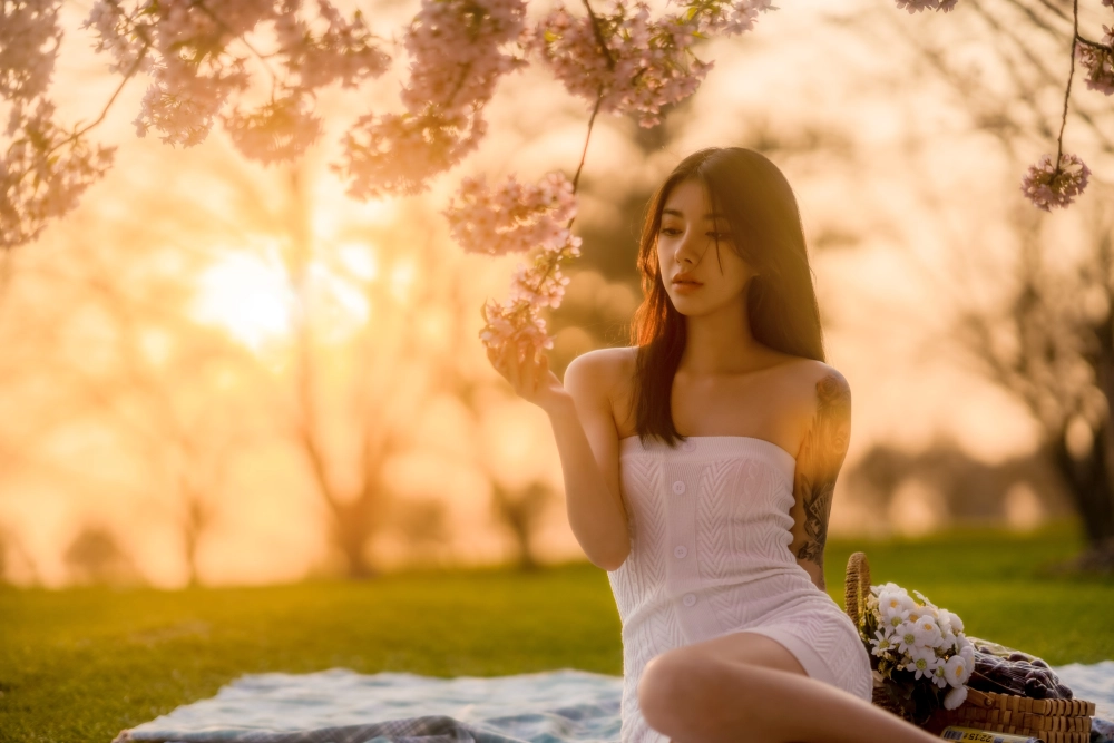 Xiao Yueyue captures the golden hour light