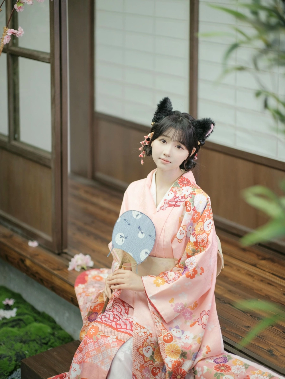 The captivating and sweet presence of Xiaoguan