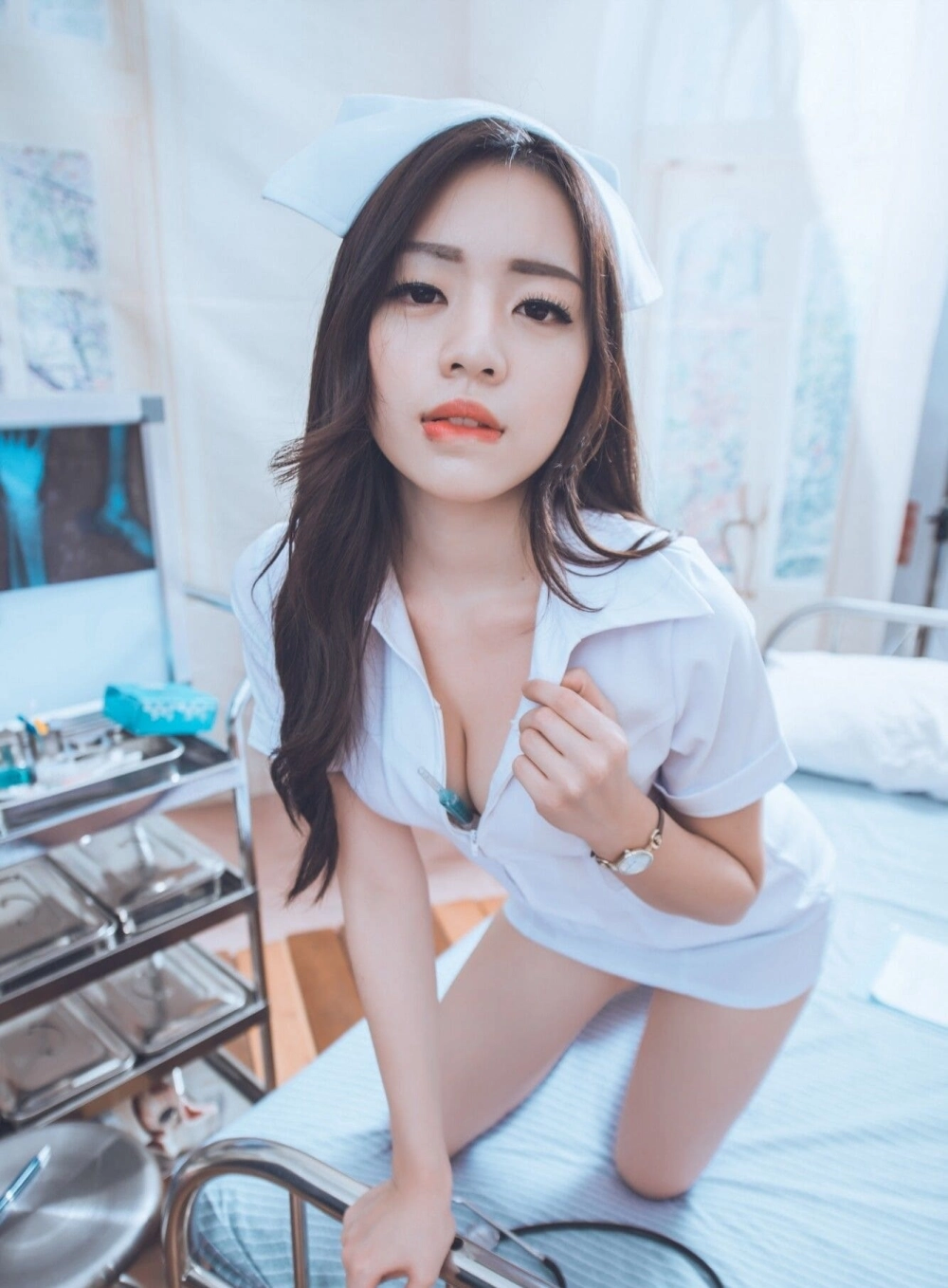 Xie Liqi showcases modern glamour