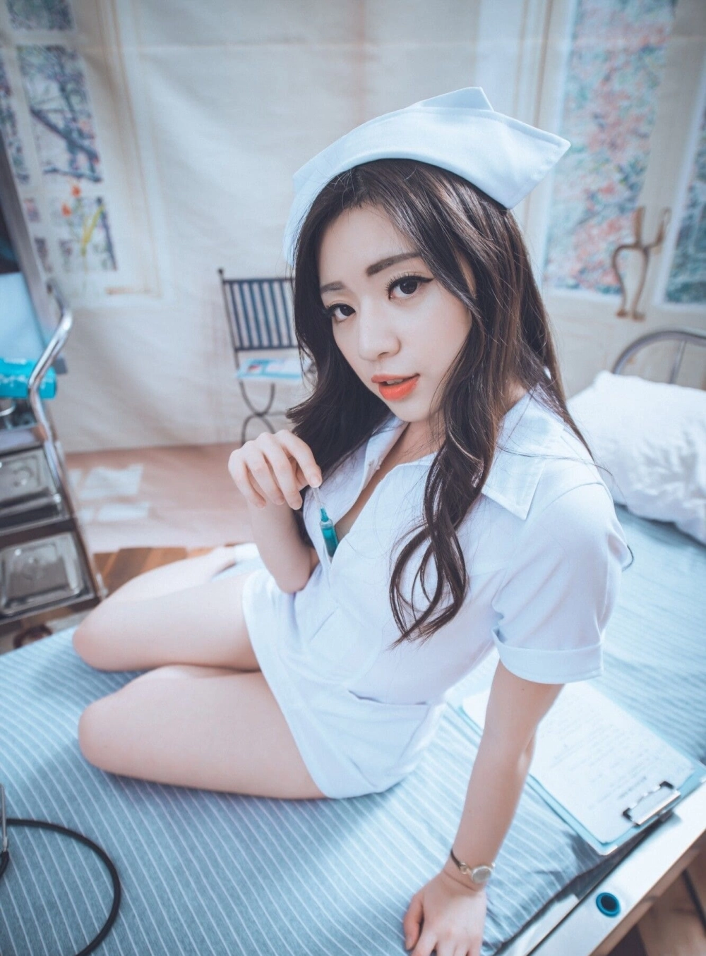 A close-up on the stunning features of Xie Liqi