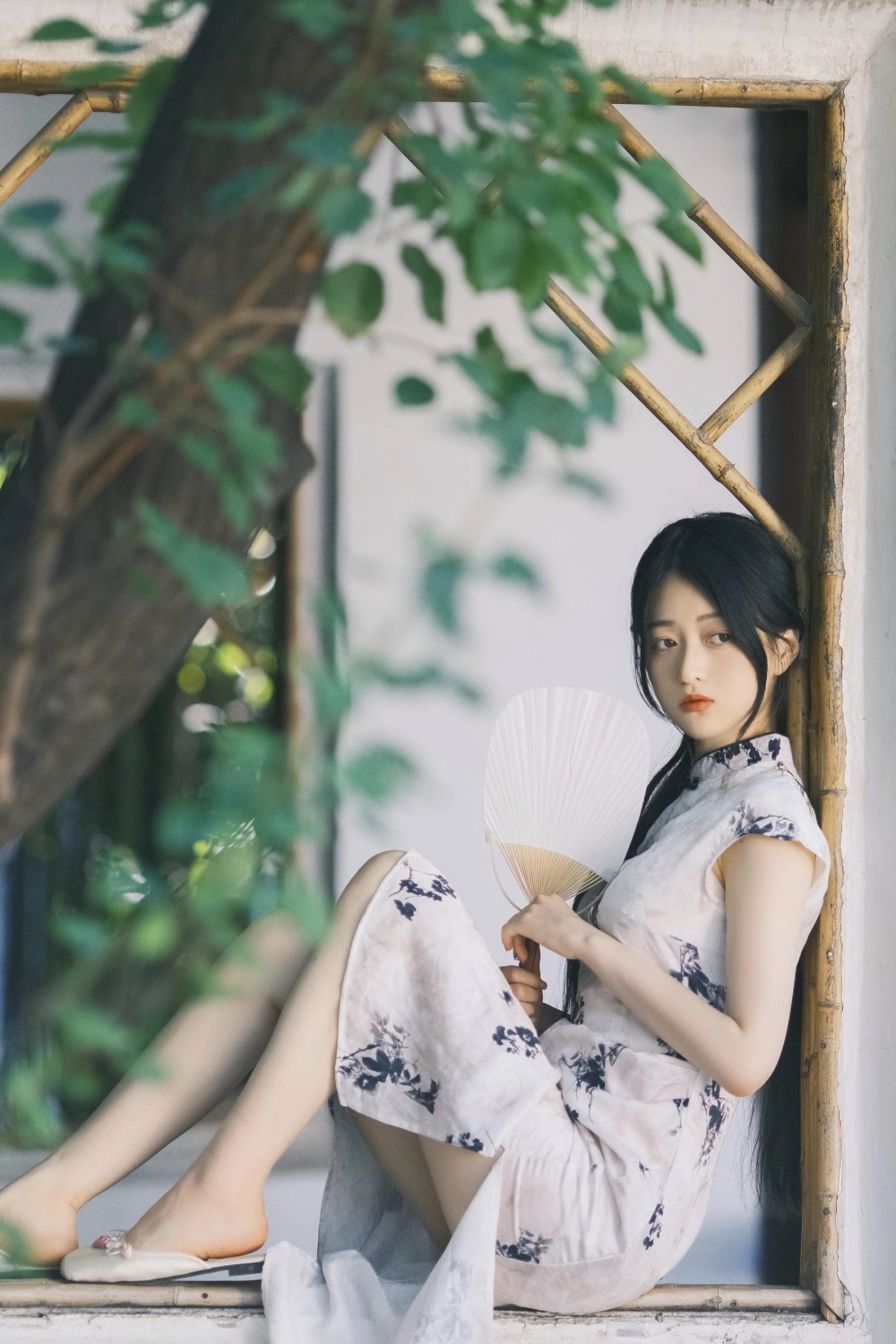 Xu Jiayue bathed in natural sunlight