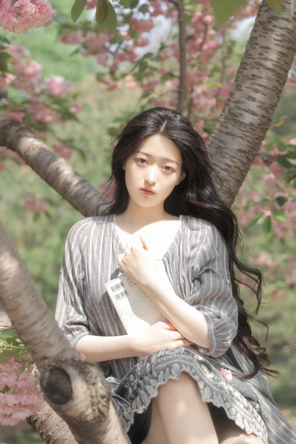 Xu Jiayue posing against a scenic landscape