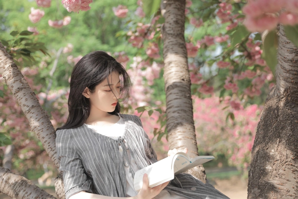 A close-up of Xu Jiayue in natural light