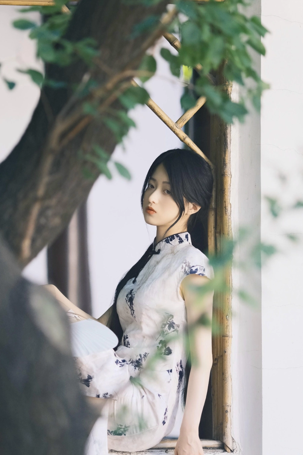 A classic outdoor shot of Xu Jiayue