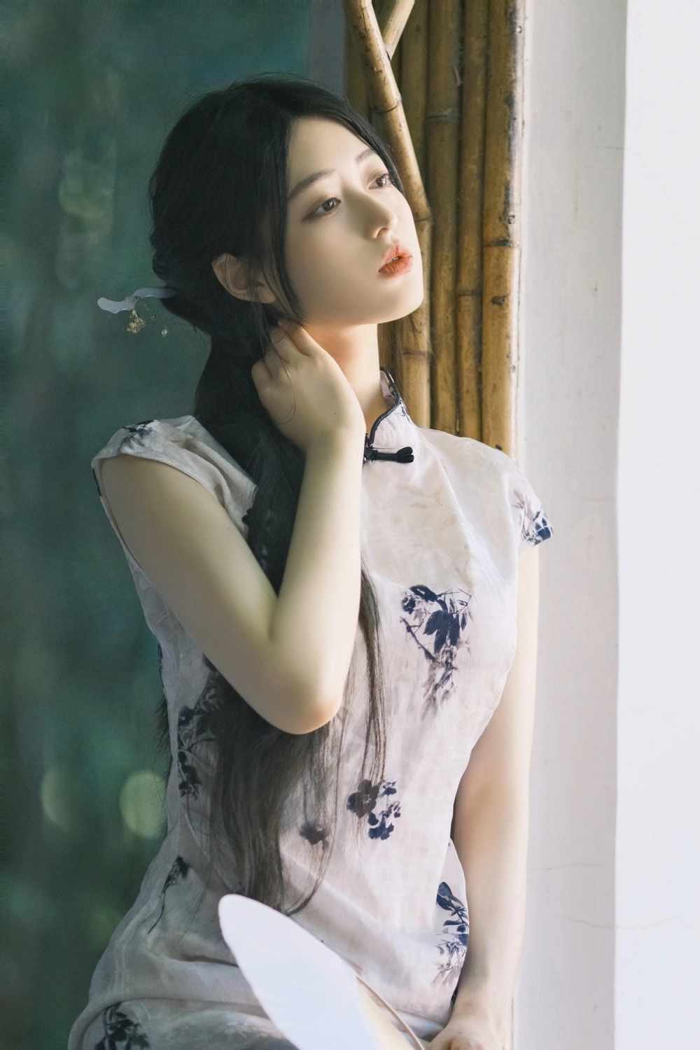 Xu Jiayue's powerful presence in a rustic setting