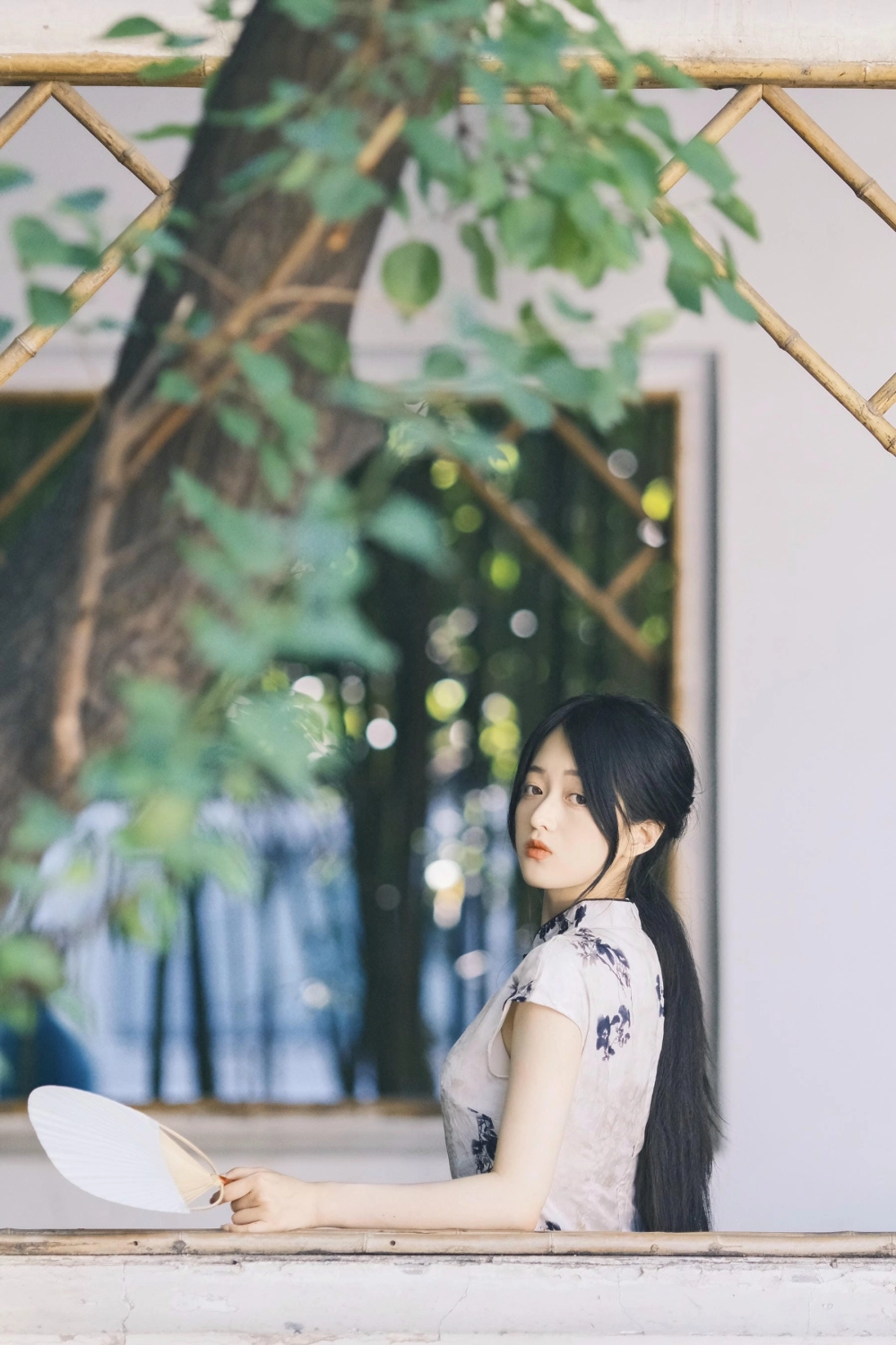 Xu Jiayue framed by natural elements