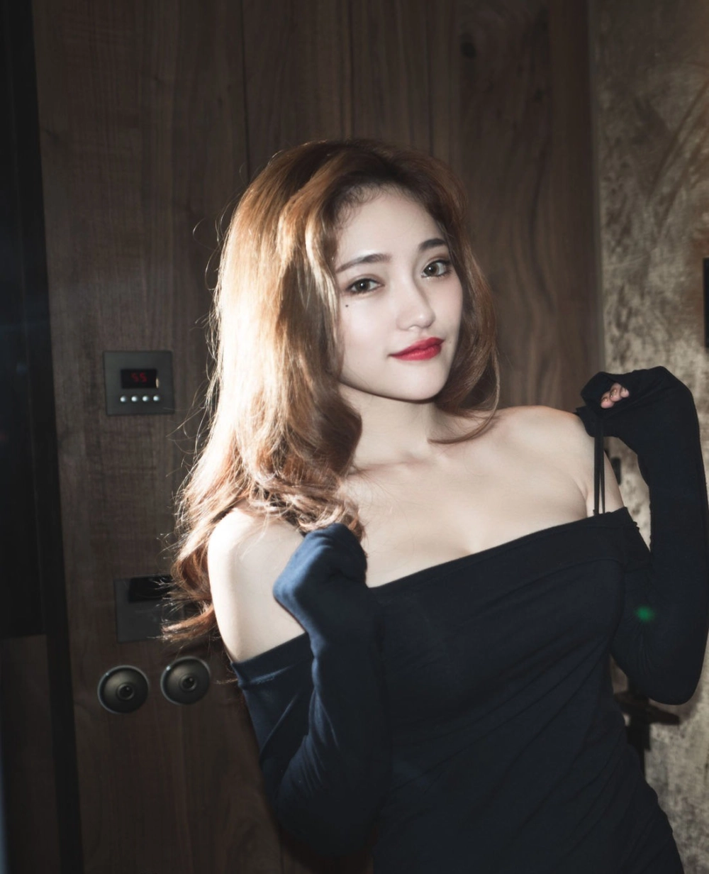 Experience the undeniable magnetism of Xu Peijing