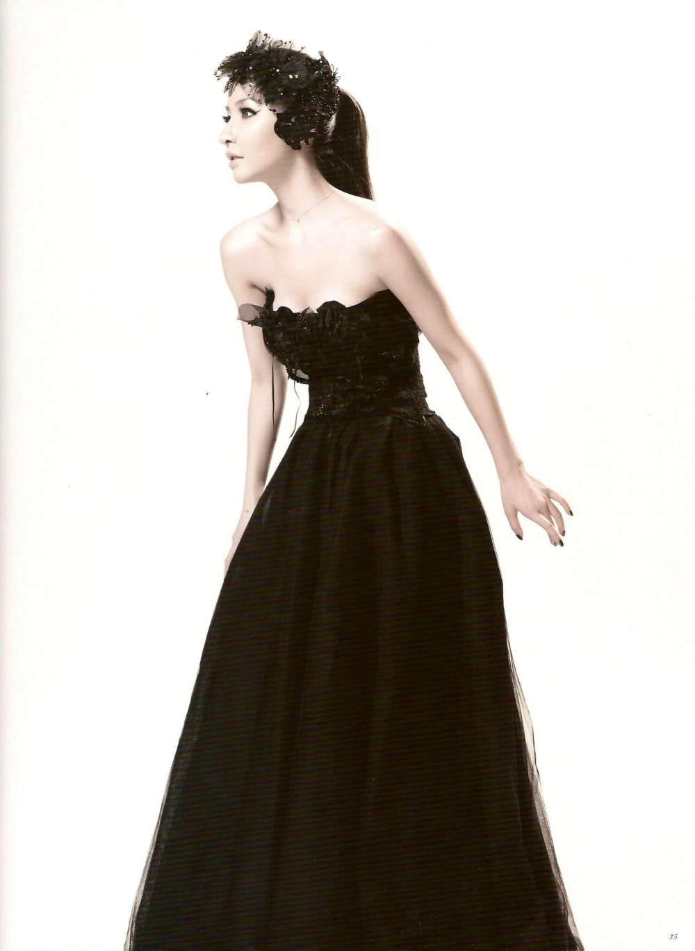 The queen of Taiwan grace bowing down to Xu Weien
