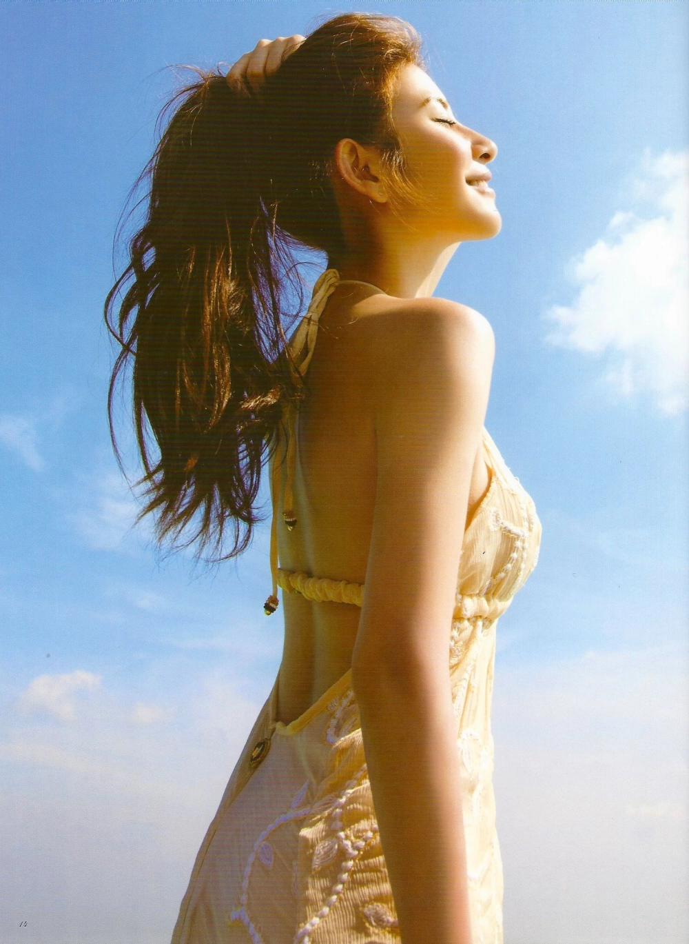 Her delicate smile hides an ocean of pure Xu Weien desire