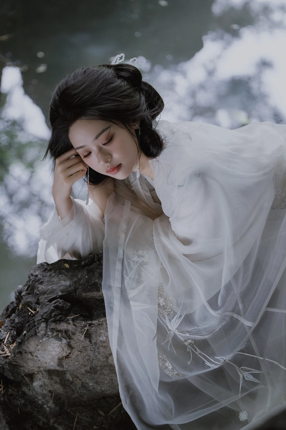 This seductive glance is all the Yaoyao you need