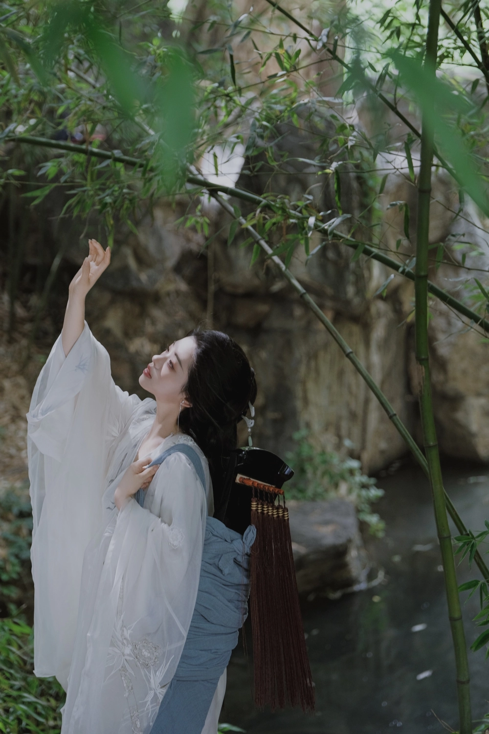 Unforgettable allure, the captivating gaze of Yaoyao