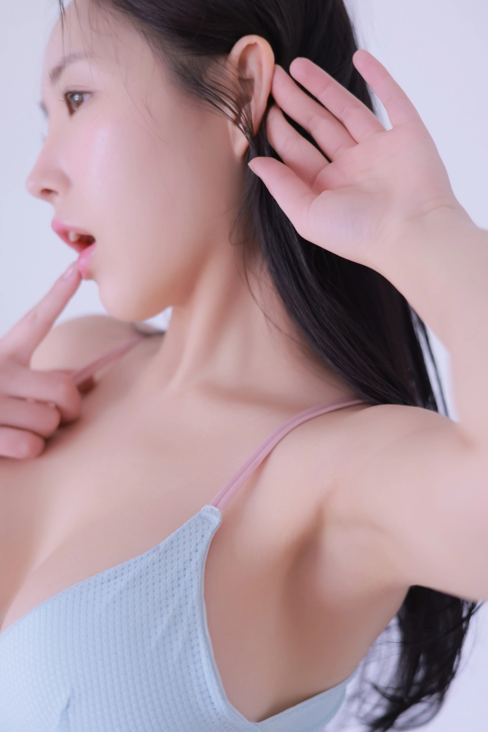 Yeon Hwa captivates with effortless beauty