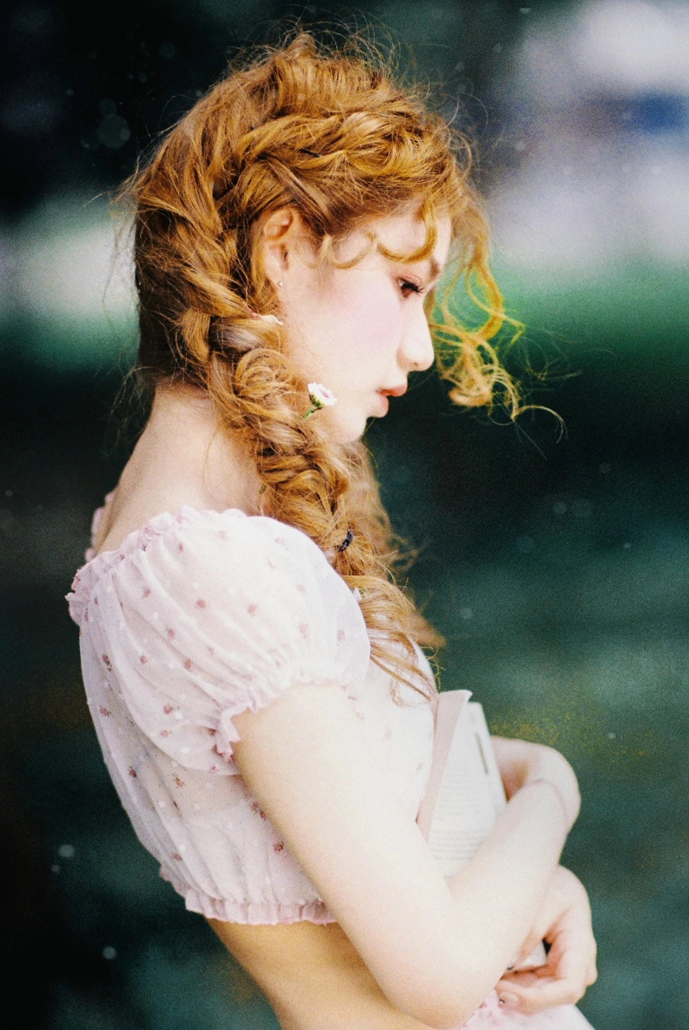 The delicate features of Yu Han