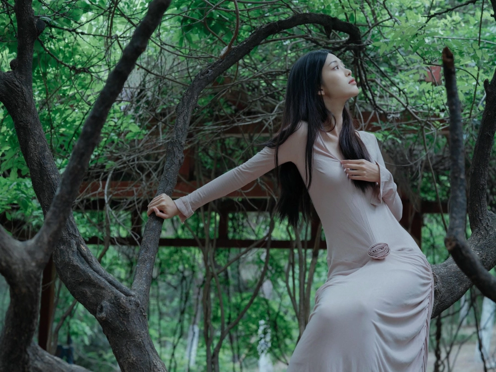 The captivating gaze of Yu Qingfeng