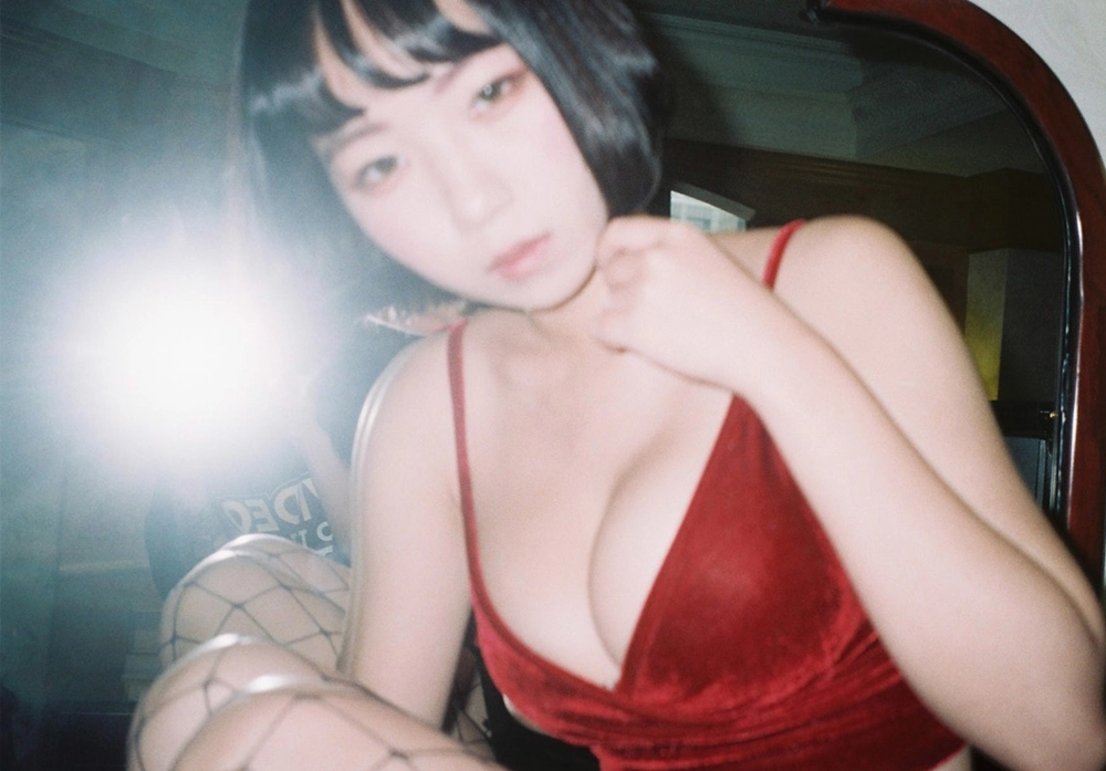 Lost in the intoxicating gaze of the magnetic Yu Xin